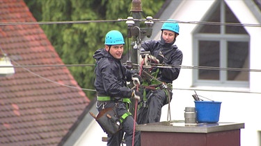 Energietechniker auf dem Dach | Bild: BR