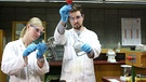 Carina und Vicotor im Labor - Victor pipettiert Ethanol | Bild: BR