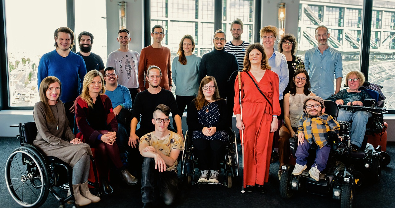 Gruppenbild mit Menschen mit und ohne Behinderung, mit Raúl Krauthausen erste Reihe rechts. | Bild: Andi Weiland | sozialhelden.de