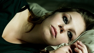 3: Mädchen, weinend auf dem Bett | Bild: colourbox.com