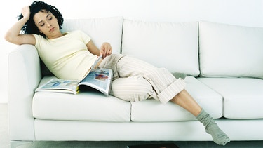 6: Frau mit Zeitschrift auf Sofa | Bild: colourbox.com