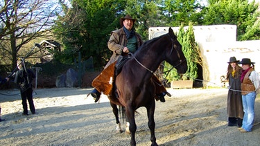 Westernstadt: Cowboy auf Pferd | Bild: BR