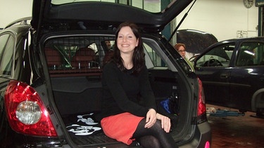 Steffi Chita im Auto sitzend | Bild: BR