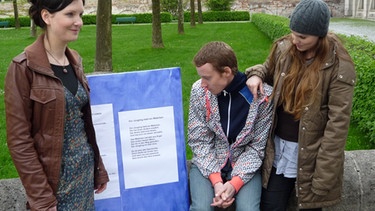 Benny und Janine analysieren Gedichte im Park | Bild: BR