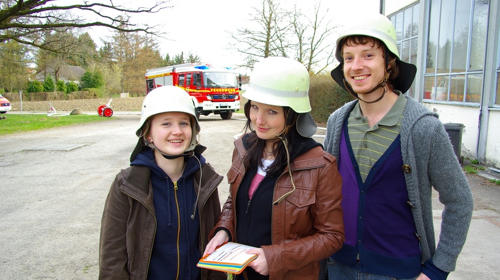 Bei der Feuerwehr: Steffi Chita mit Schülern | Bild: BR