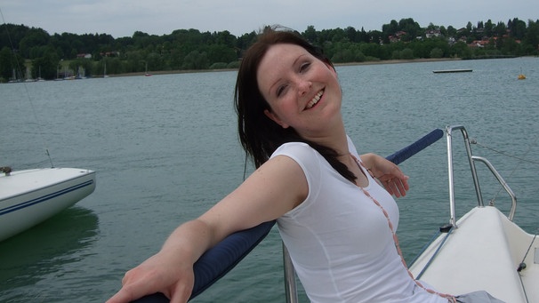 Steffi Chita auf dem Tegernsee beim Segeln | Bild: BR