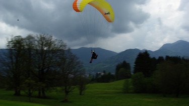 Auch beim Paragliden: Steffi Chita | Bild: BR
