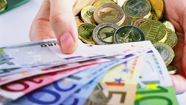 Geldscheine und Euromünzen in den Händen | Bild: Image Source