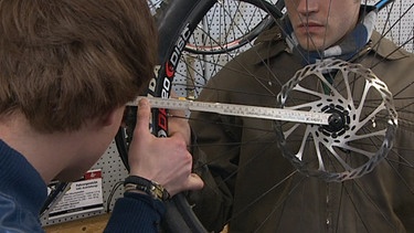 Schüler zeigt an einem Fahrradreifen den Radius | Bild: BR
