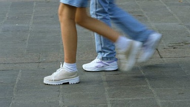 Beine von Fußgängern | Bild: PhotoAlto