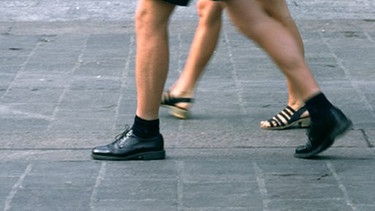 Beine von Fußgängern | Bild: PhotoAlto