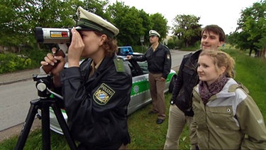 Jessica un Felix schauen der Polizei Ebersberg bei einer Geschindigkeitskontrolle über die Schulter. | Bild: BR