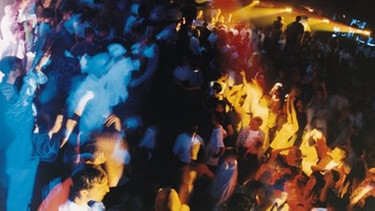 Tanzende Menschen in einer Disco | Bild: Digital Vision