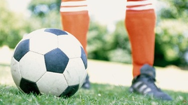 Fußballerbeine mit Fußball | Bild: Image Source