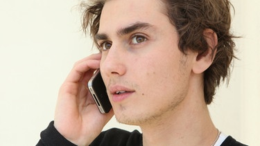 Marc telefoniert mit dem Handy | Bild: BR / Markus Konvalin