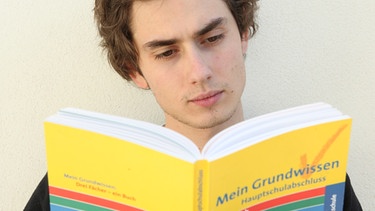 Marc liest ein Fachbuch | Bild: BR / Markus Konvalin