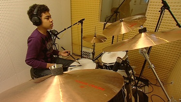 Heilen mit Musik: Junge spielt Schlagzeug. | Bild: BR
