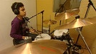 Heilen mit Musik: Junge spielt Schlagzeug. | Bild: BR