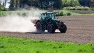 Ein Landwirt pflügt ein trockenes Feld. | Bild: BR/Herbert Ebner