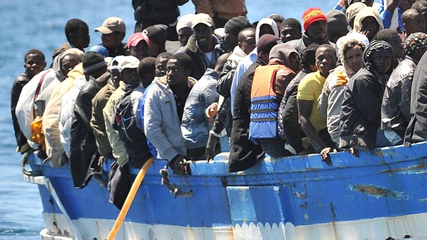 Flüchtlinge auf einem Boot | Bild: picture alliance/dpa