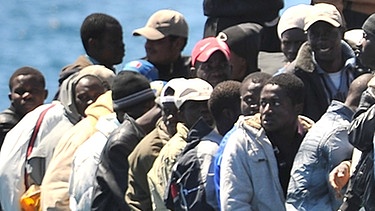 Flüchtlinge auf einem Boot | Bild: picture alliance/dpa