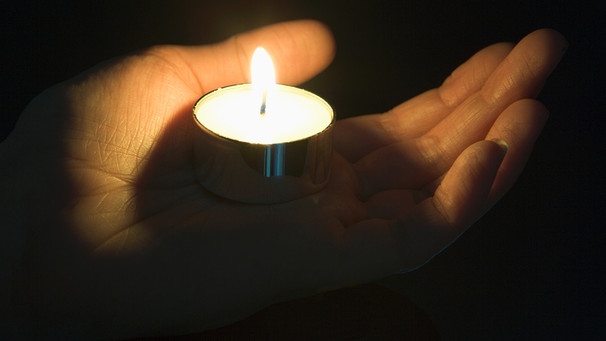 Eine Kerze leuchtet in einer Hand | Bild: colourbox.com