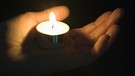 Eine Kerze leuchtet in einer Hand | Bild: colourbox.com