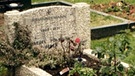 Ein Grab auf dem Friedhof | Bild: BR