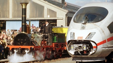 Eine Nachbildung der ersten und ältesten Eisenbahn Deutschlands, des "Adlers", trifft auf der Lokparade in Nürnberg auf den ICE. | Bild: picture-alliance/dpa