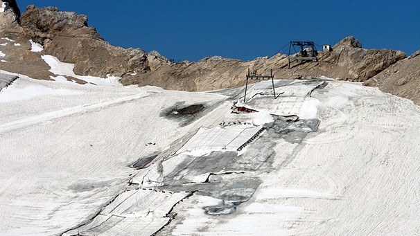 Der Schneeferner Gletscher ist teilweise mit Planen abgedeckt | Bild: picture-alliance/dpa, Karl-Josef Hildenbrand 