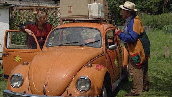 beladener VW Käfer mit Anna und Herrn Schmidt | Bild: BR
