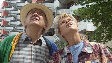 Herr Schmidt und Anna vor einem Hochhaus | Bild: BR
