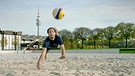 Hecht zum Ball beim Beachvolleyball | Bild: BR