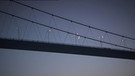 Mondsichel über Brücke am Bosporus | Bild: RBB