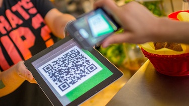 Bitcoinzahlung in einem Burgerladen | Bild: picture-alliance/dpa