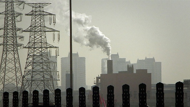 Verschmutzte Luft und Fabrikschlöte in China | Bild: Planet Schule