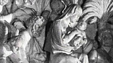 In Stein gemeiselze Szene an der Kanzel im Dom von Pisa | Bild: BR
