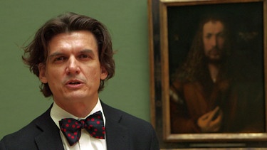 Experte Jochen Meister vor dem "Selbstbild mit Pelzrock" in der Alten Pinakothek | Bild: BR