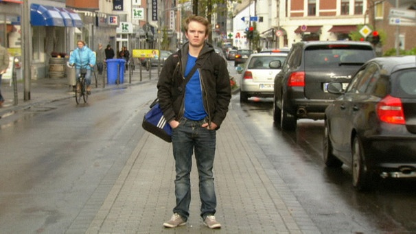 Christian blickt in die Kamera, stehend auf der Straße | Bild: BR