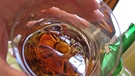 Symbolbild: Jemand blickt in ein Glas mit Alkohol | Bild: colourbox.com