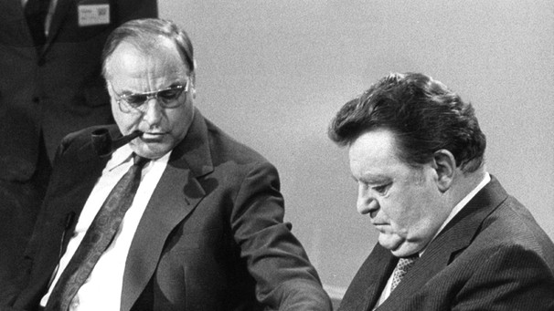 Der gescheiterte Kanzlerkandidat Franz Josef Strauß und Helmut Kohl nach der Bundestagswahl 1980 | Bild: picture-alliance/dpa
