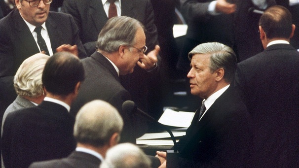Helmut Schmidt und sein Nachfolger Helmut Kohl | Bild: picture-alliance/dpa