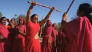 Frauen der Gulabi Gang, trainiert in der traditionellen Stockkampfkunst Lathi | Bild: WDR