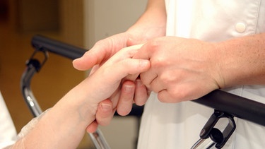 Der Arm eines Patienten wird gehalten | Bild: colourbox.com