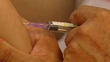 Szene aus dem Film: Ein Kind wird geimpft | Bild: BR