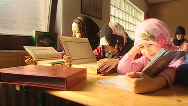 Im Koran lesende Kinder | Bild: WDR