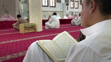 Symbolisch: Menschen beten in der Moschee | Bild: WDR