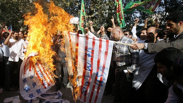 2010: In Teheran verbrennen Demonstranten amerikanische und israelische Flaggen aus Protest gegen die Koranverbrennung in den USA. | Bild: picture-alliance/dpa