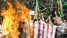 2010: In Teheran verbrennen Demonstranten amerikanische und israelische Flaggen aus Protest gegen die Koranverbrennung in den USA. | Bild: picture-alliance/dpa