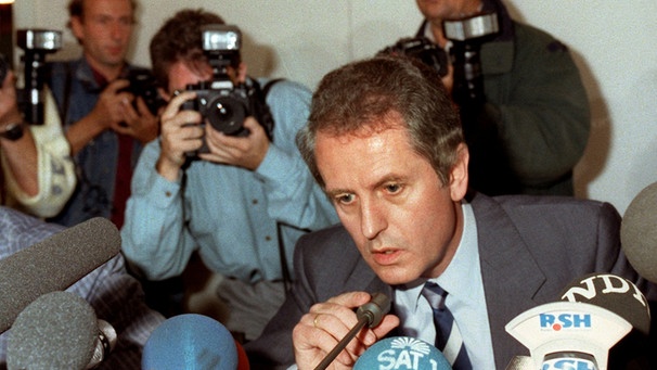 Uwe Barschel bestreitet die Vorwürfe gegen ihn bei einer Pressekonferenz | Bild: picture-alliance/dpa